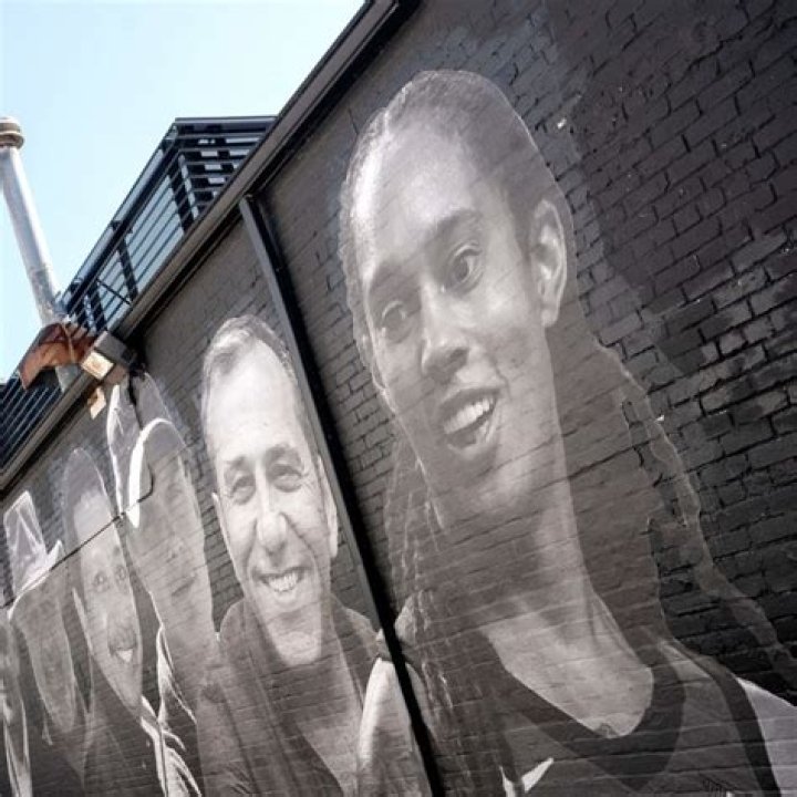 Brittney Griner Mural Is Going Viral Sports World Reacts The Spun