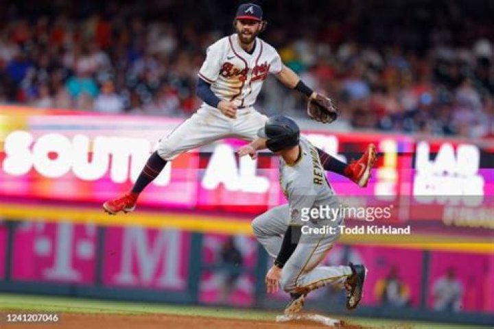 Dansby Swanson forced out of Tuesday night's Cubs game with cramping