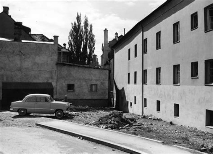 Die urbane Tristesse ins Studio verlagert Willow Parlo ver&ouml;ffentlichen