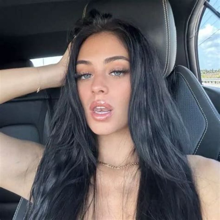 Explore "Camila Araujo Fotos Only"