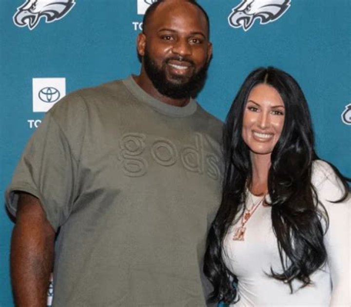 Fletcher Cox Wife, Salary, Net Worth, Dating, Girlfriend, Family, Facts