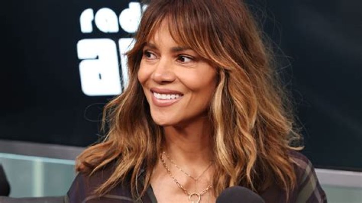 Halle Berry from Celebrità con gli Ear Cuff E! News
