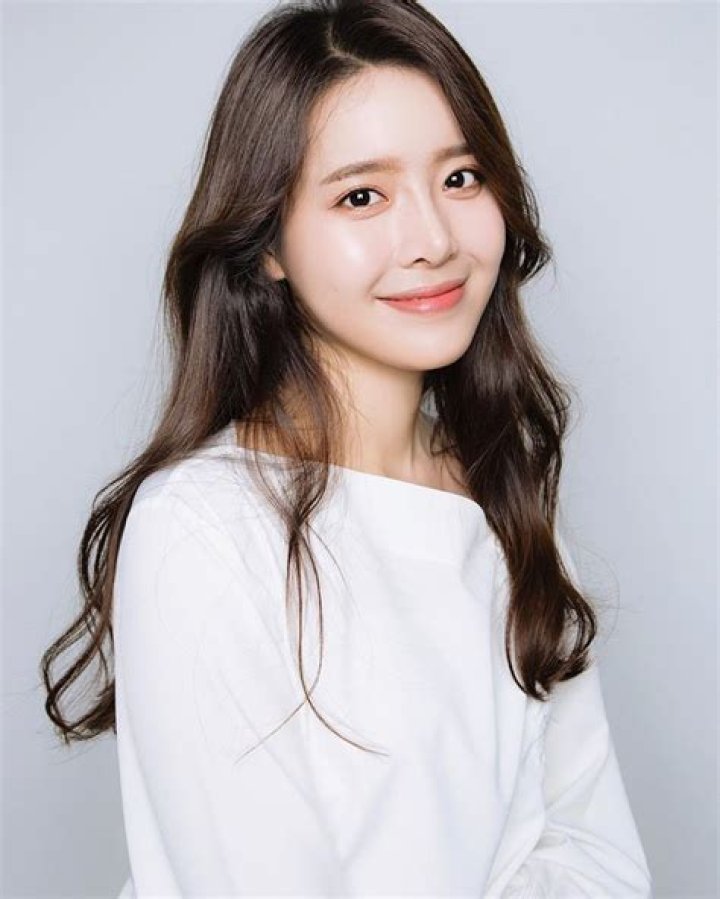 Jung SinHye (1994) AsianWiki