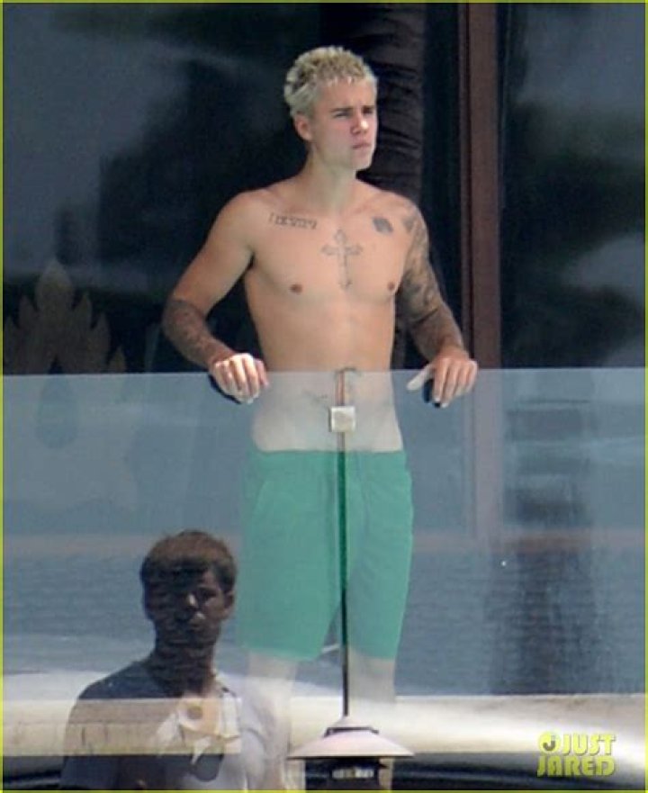 Justin Bieber nude pics see his penis is back on the but