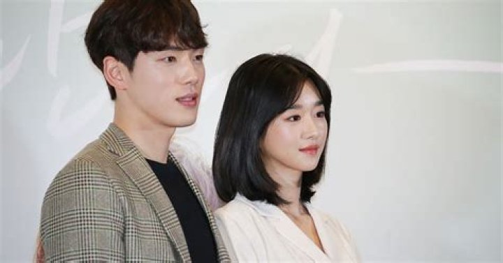 Kim JungHyun Photo Seo Yeji and Kim Junghyun's Back Hug in First