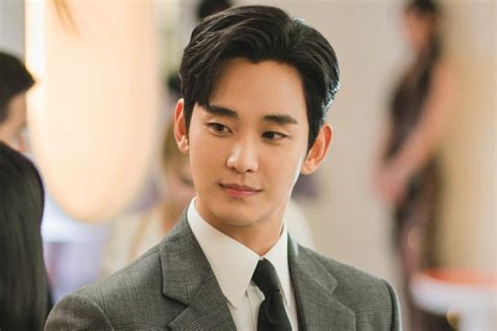 Kim Soo Hyun, did you find a second job? Looking like a professional