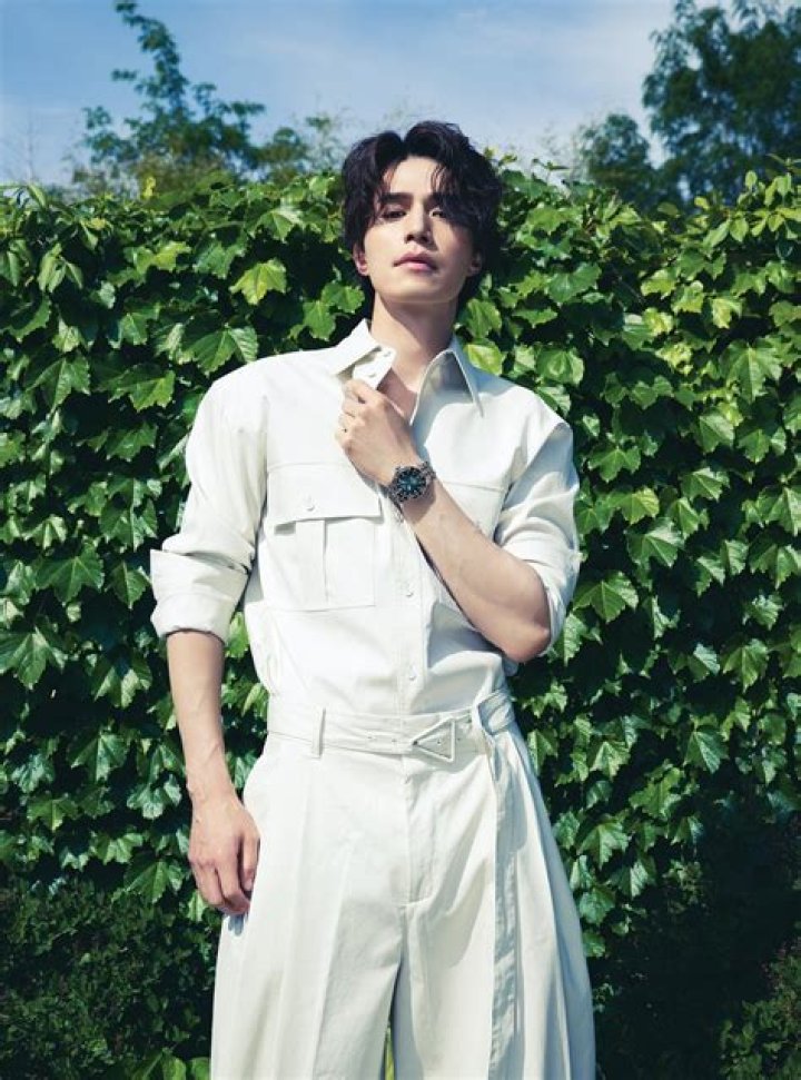 Lee Dong Wook's Family Ties Revealed