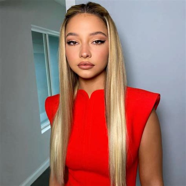 Madelyn Cline Wiki 2021 Net Worth, Height, Weight, Relationship & Full
