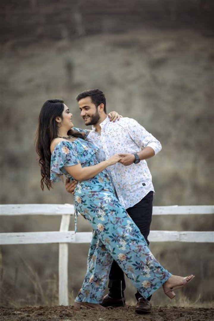 the couple is posing for pictures with their friends