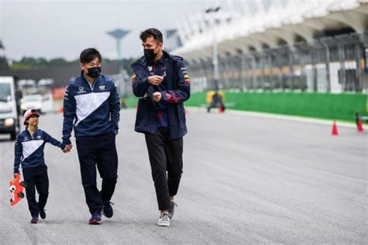 Tsunoda, his father and Albon are walking the track together at