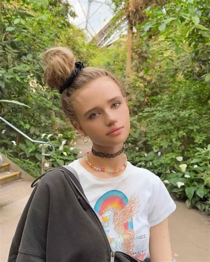Unveiling The Extraordinary: Julia Gisella Height